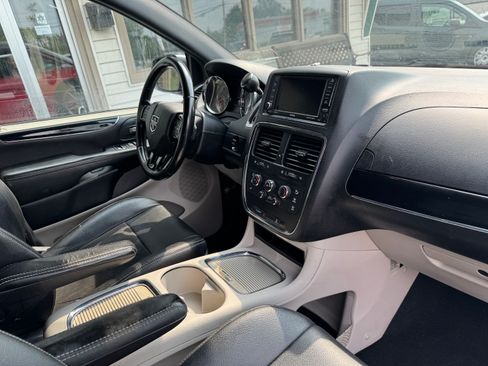 Used 2020 Dodge Grand Caravan SXT FWD image 16