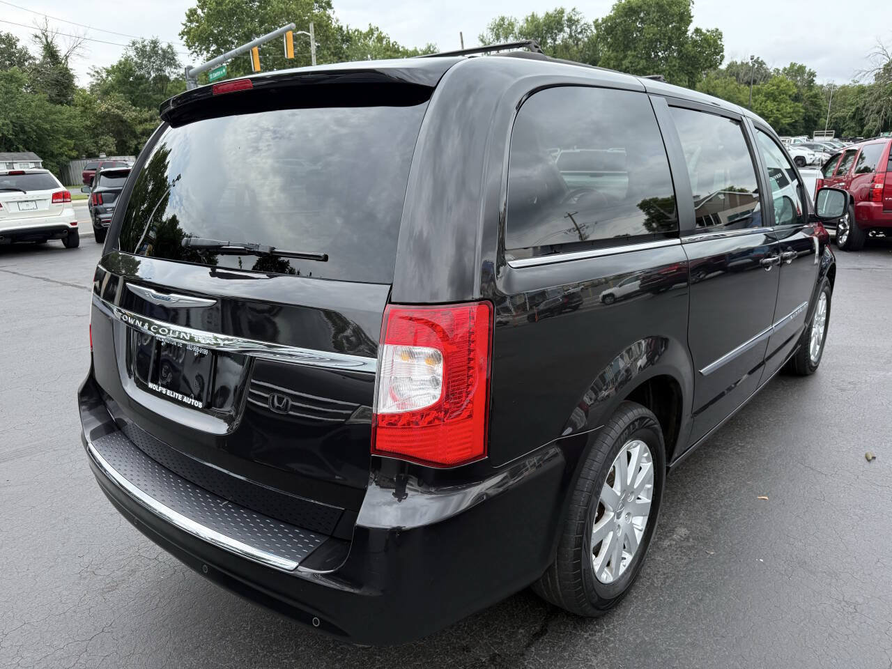 Used 2014 Chrysler Town & Country Touring FWD image 8