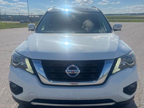 Used 2019 Nissan Pathfinder FWD image 2