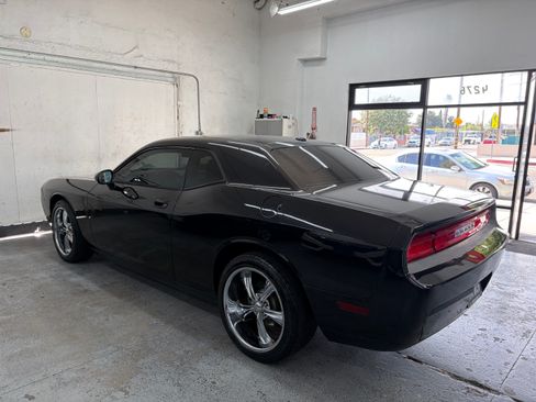 Used 2010 Dodge Challenger SE RWD image 5