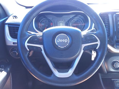 Used 2016 Jeep Cherokee Sport FWD image 27