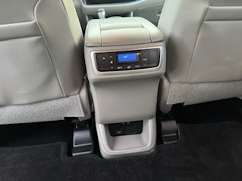 Used 2017 Toyota Highlander XLE image 11