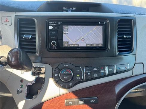 Used 2014 Toyota Sienna XLE image 13