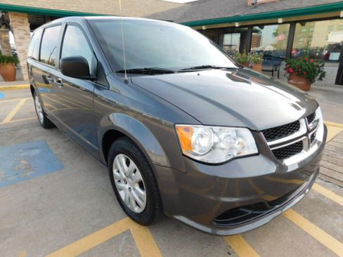 Used 2018 Dodge Grand Caravan SE image 1