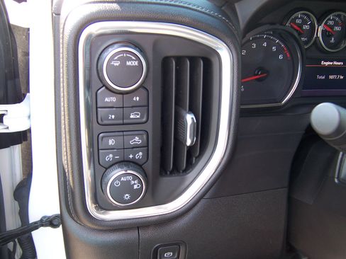 Used 2021 Chevrolet Silverado 1500 RST image 11