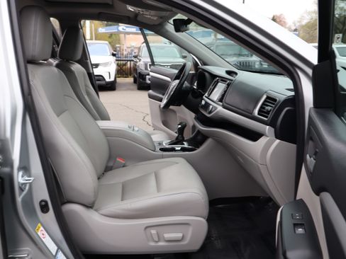 Used 2017 Toyota Highlander XLE image 17