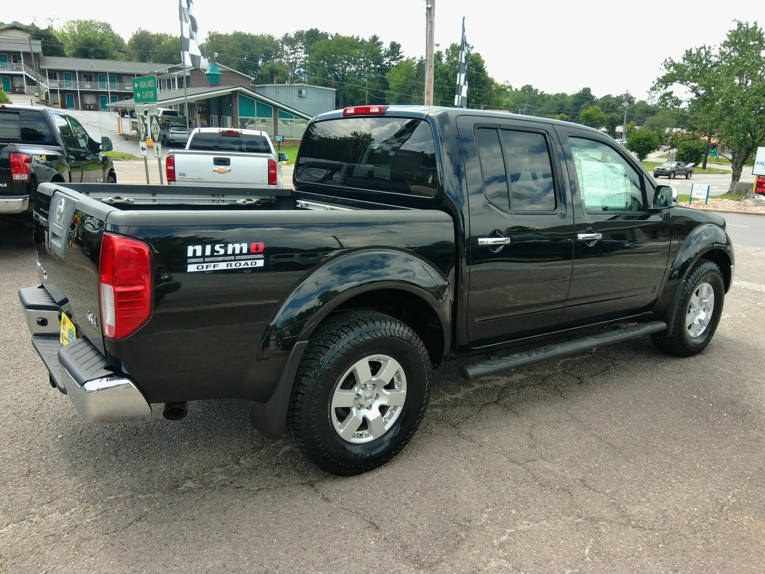 Used 2007 Nissan Frontier 4x4 Crew Cab NISMO image 4