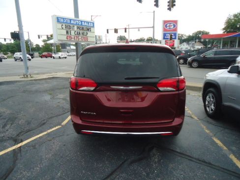 Used 2019 Chrysler Pacifica Touring Plus FWD image 2