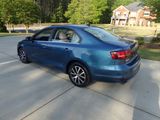 Used 2017 Volkswagen Jetta SE image 3