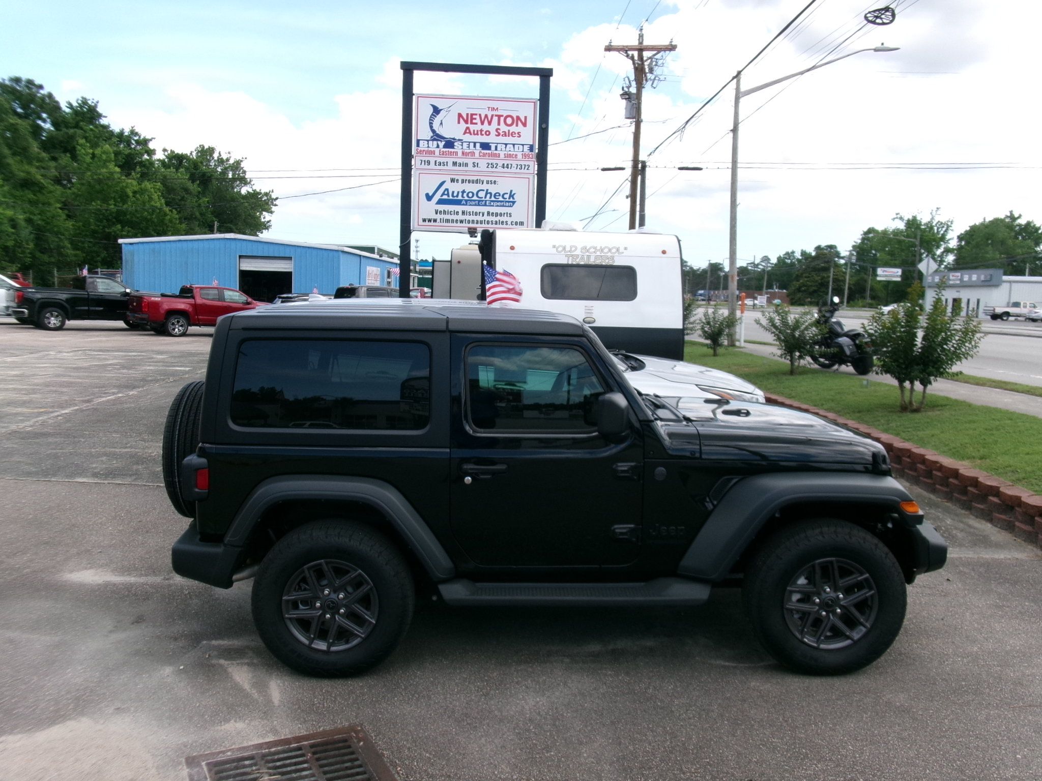 Used 2025 Jeep Wrangler 4WD Sport image 22