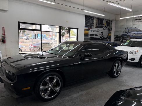 Used 2010 Dodge Challenger SE RWD image 3