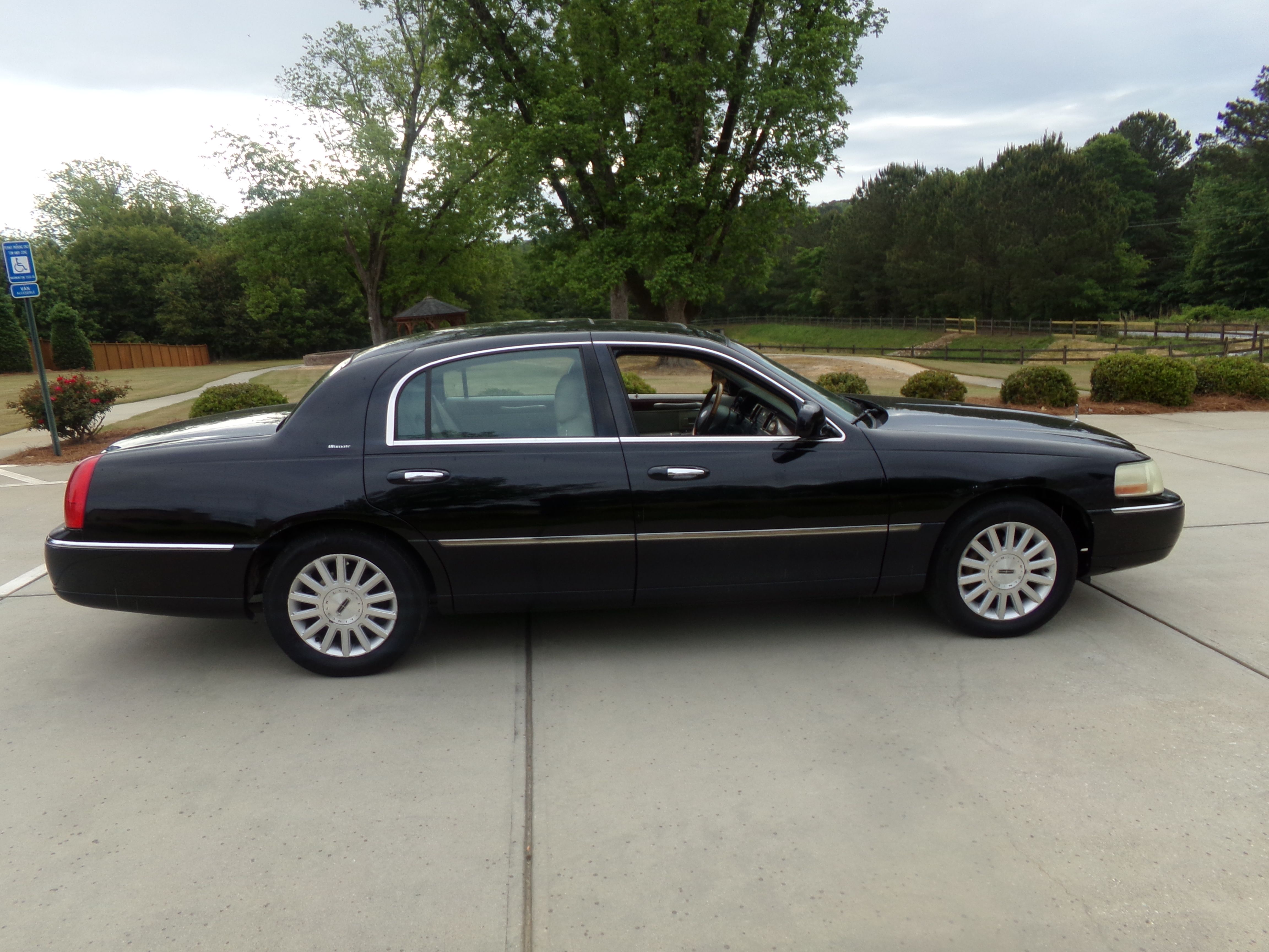Used 2004 Lincoln Town Car Signature RWD image 6