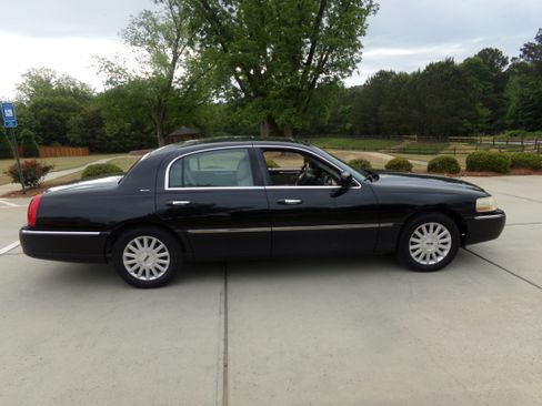 Used 2004 Lincoln Town Car Signature RWD image 6