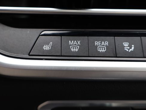 Used 2022 BMW X7 xDrive40i w/ M Sport Package AWD/4WD image 38