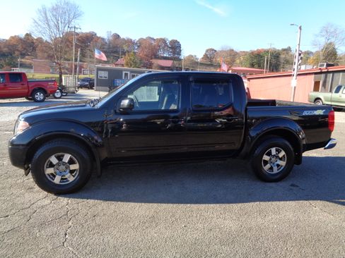 Used 2011 Nissan Frontier PRO-4X image 2