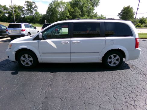 Used 2010 Dodge Grand Caravan SXT FWD image 2