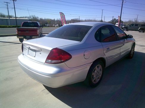 Used 2005 Ford Taurus SE image 4