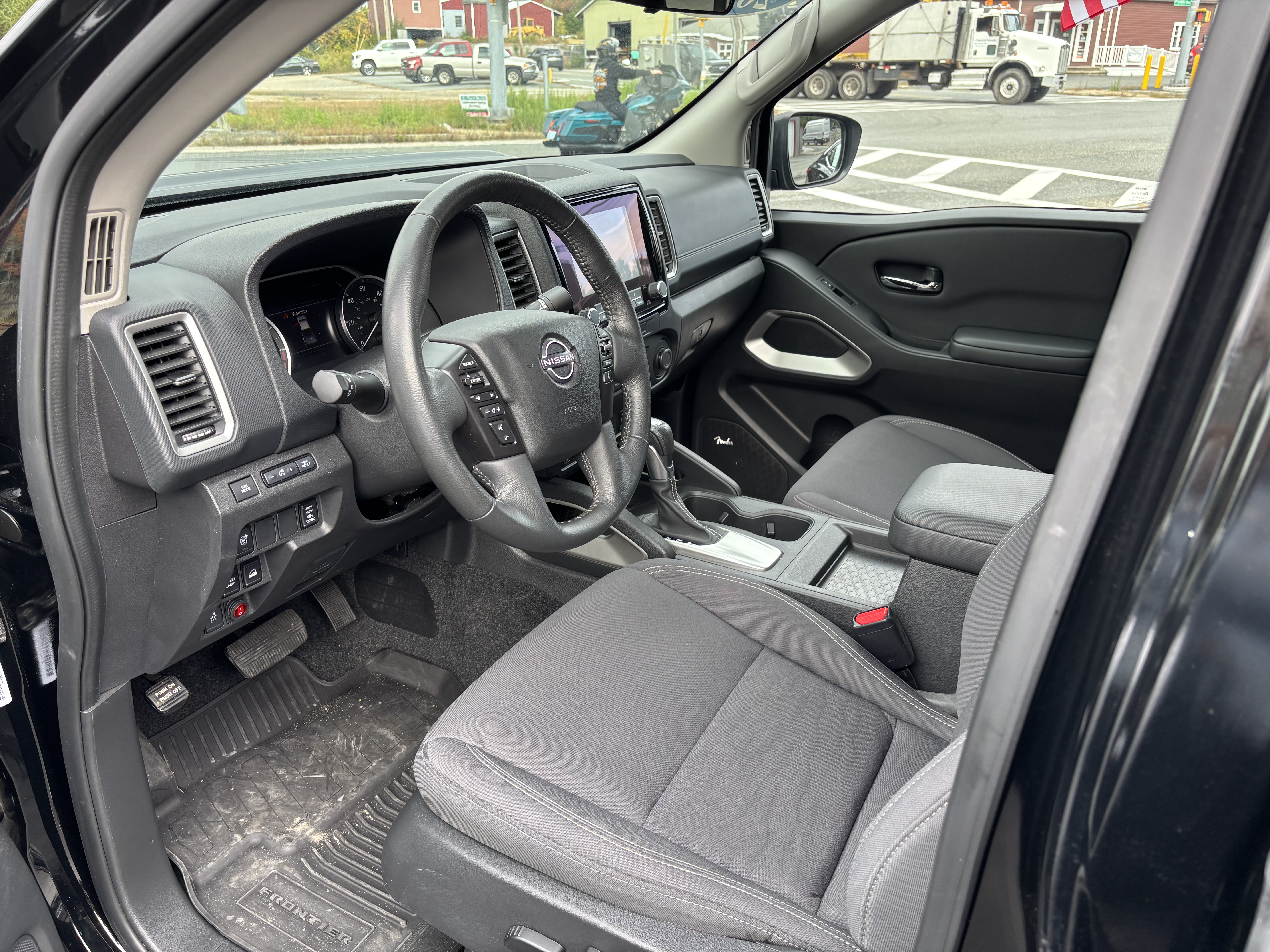 Used 2024 Nissan Frontier 4x4 Crew Cab image 5