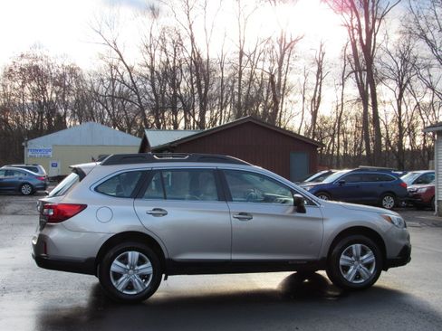Used 2016 Subaru Outback 2.5i Premium image 12