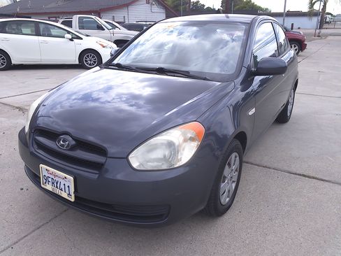 Used 2010 Hyundai Accent GS image 2