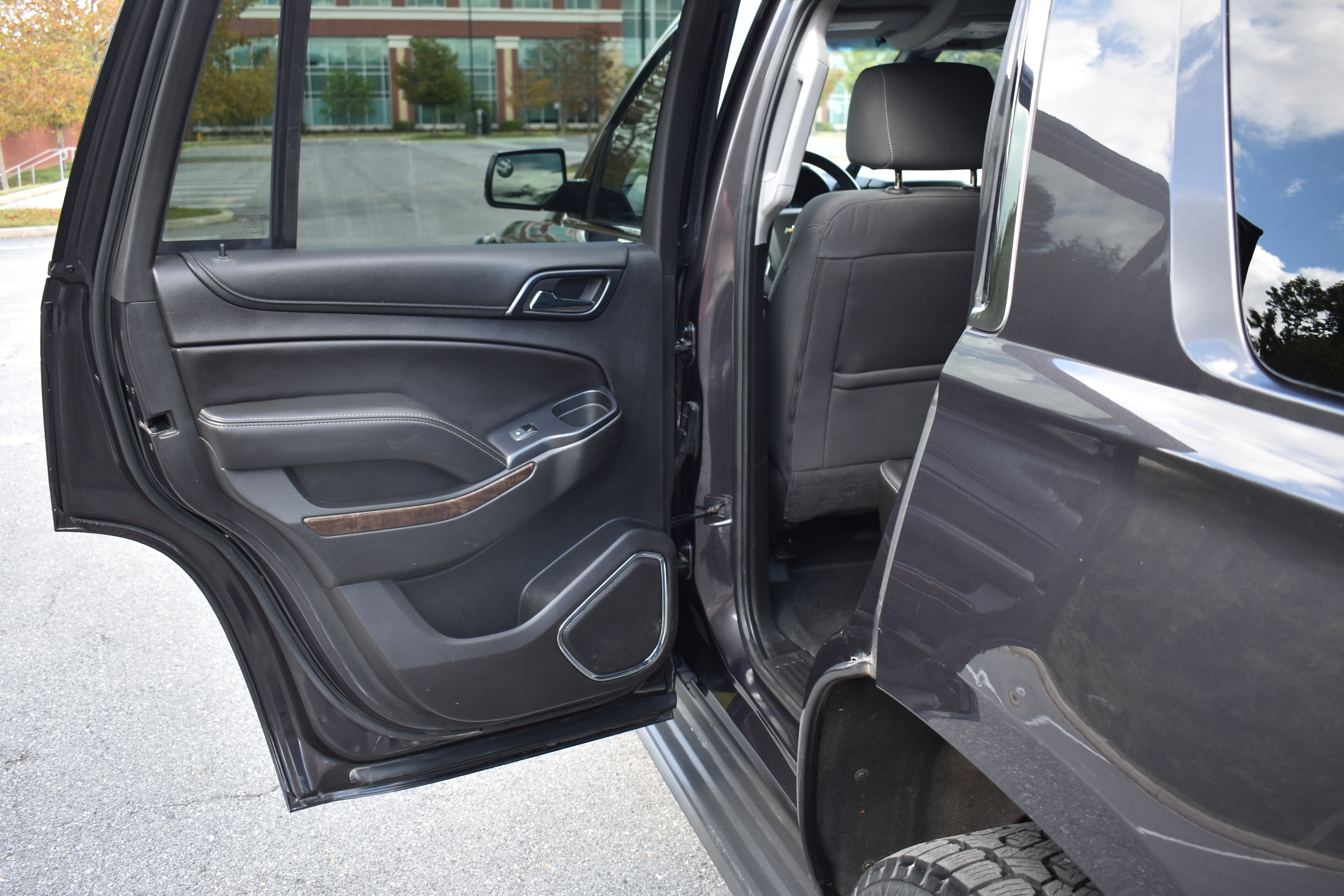Used 2018 Chevrolet Tahoe 4WD image 35