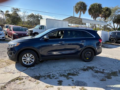 Used 2016 Kia Sorento LX image 2