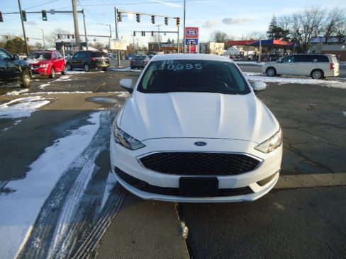 Used 2018 Ford Fusion SE image 2