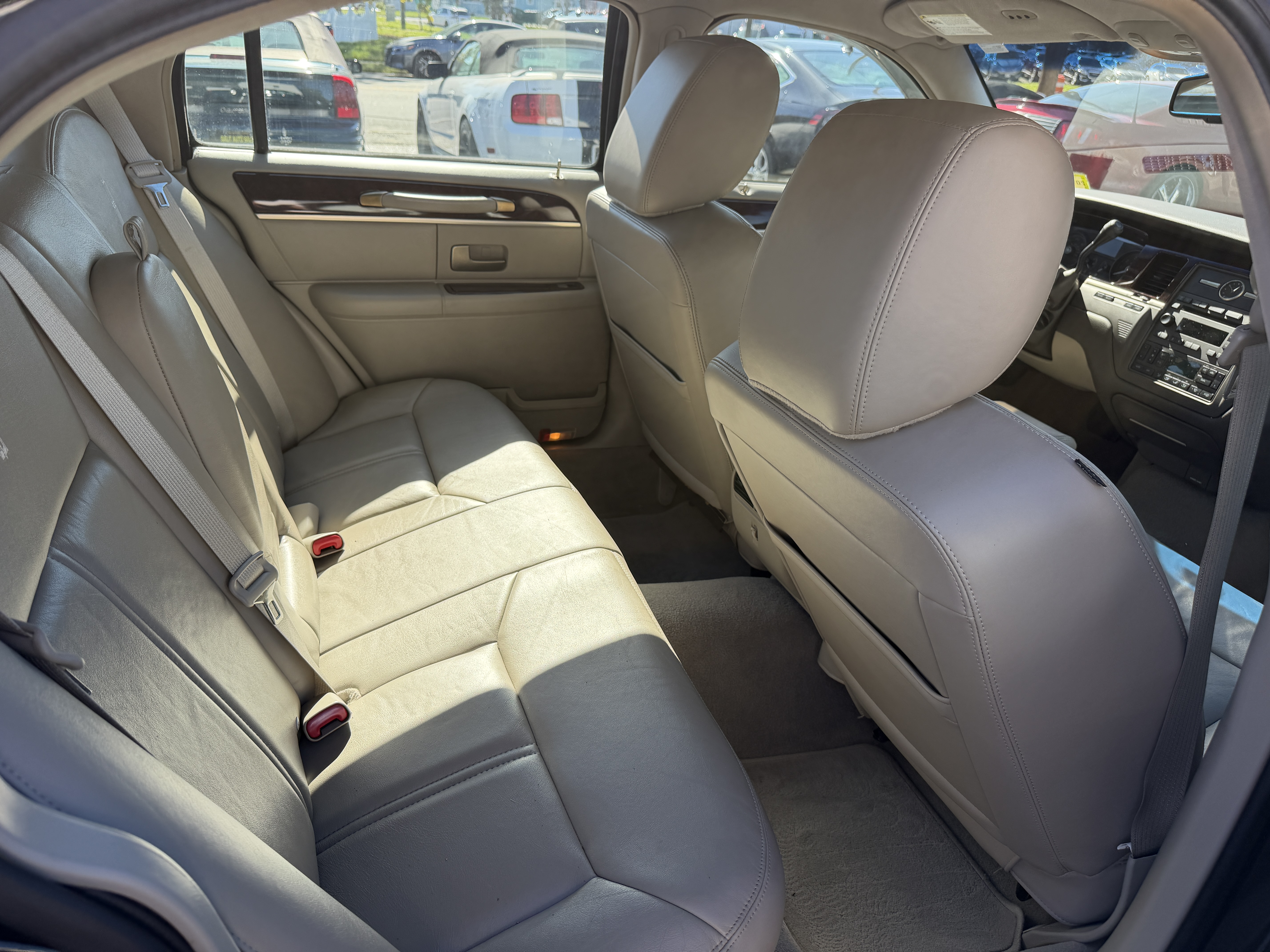 Used 2011 Lincoln Town Car Signature Limited RWD image 21