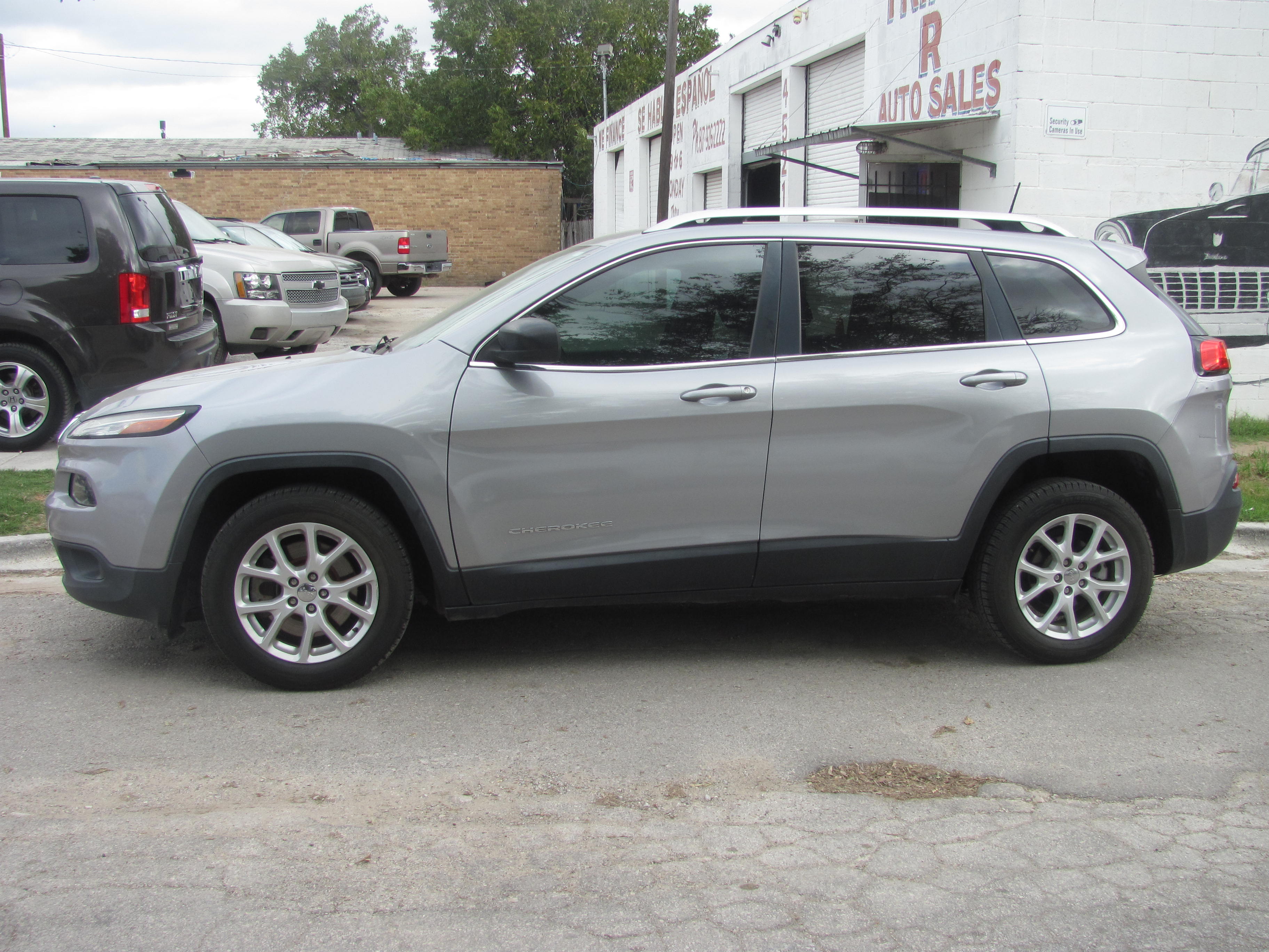 Used 2017 Jeep Cherokee FWD Latitude image 4