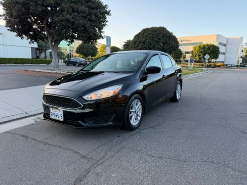 Used 2018 Ford Focus SE Sedan FWD image 1