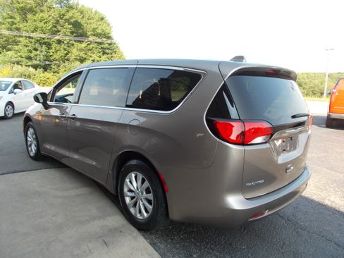 Used 2017 Chrysler Pacifica Touring FWD image 7