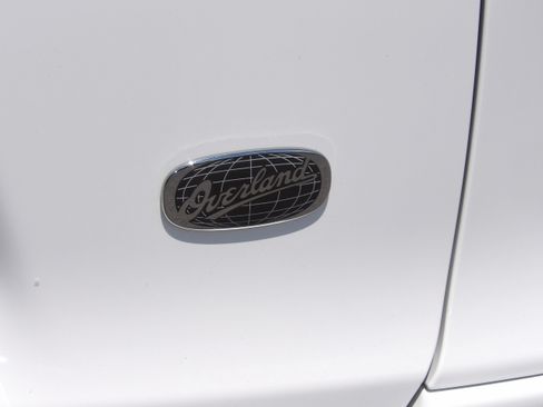 Used 2019 Jeep Cherokee 4WD Overland image 17