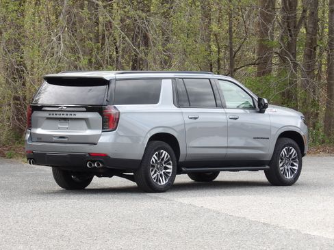 Used 2025 Chevrolet Suburban RST image 8
