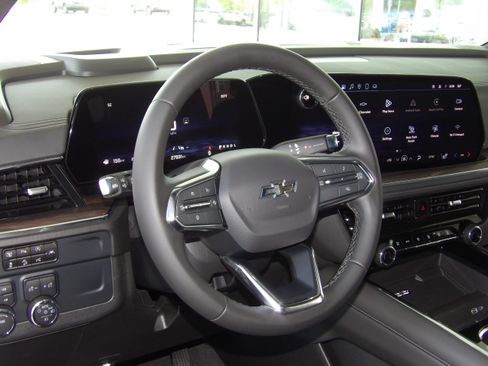 Used 2025 Chevrolet Suburban Z71 image 17