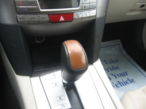Used 2013 Subaru Outback 2.5i Limited AWD/4WD image 12