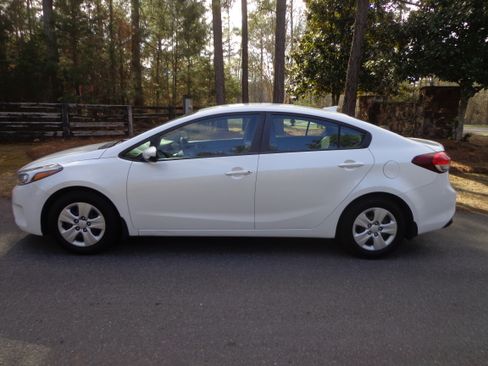 Used 2018 Kia Forte LX image 2