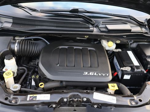 Used 2016 Chrysler Town & Country Touring image 39