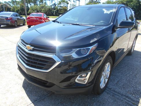 Used 2018 Chevrolet Equinox LT image 2