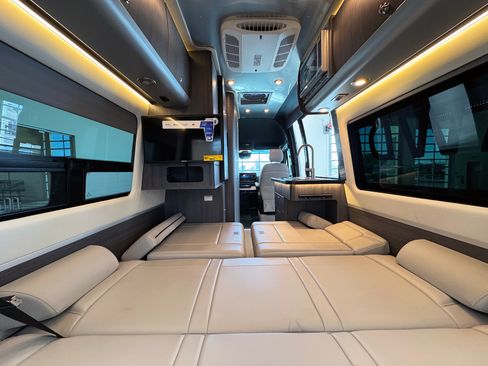 Used 2024 Mercedes-Benz Sprinter 2500 image 35