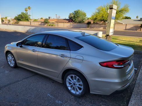 Used 2019 Ford Fusion SE Hybrid FWD image 3