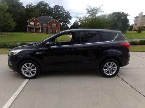 Used 2019 Ford Escape 4WD SE image 2