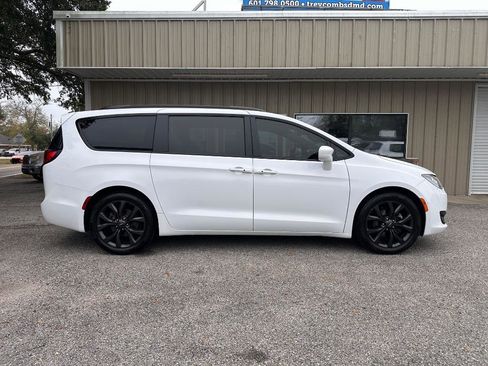 Used 2019 Chrysler Pacifica Touring Plus image 1