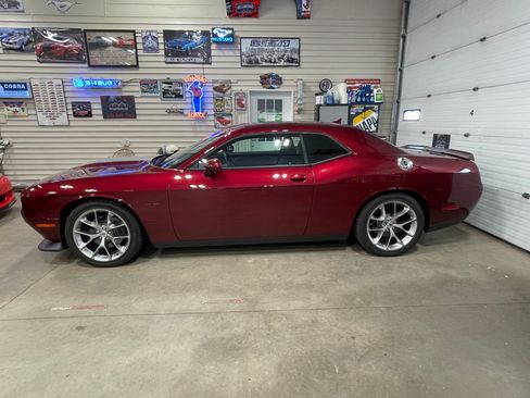 Used 2019 Dodge Challenger R/T RWD image 2