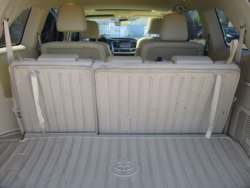 Used 2019 Toyota Highlander XLE image 16