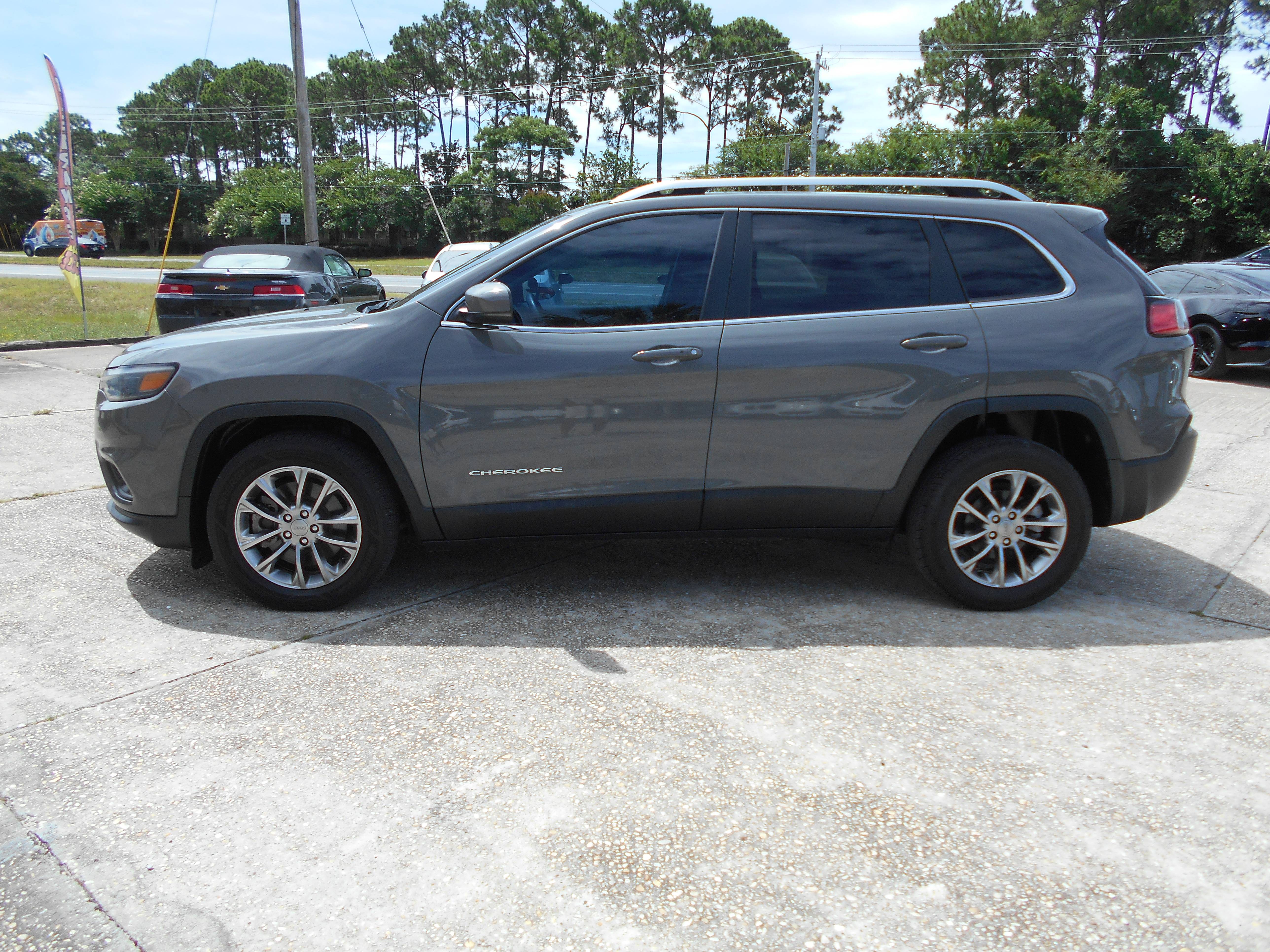 Used 2020 Jeep Cherokee FWD Latitude Plus image 1