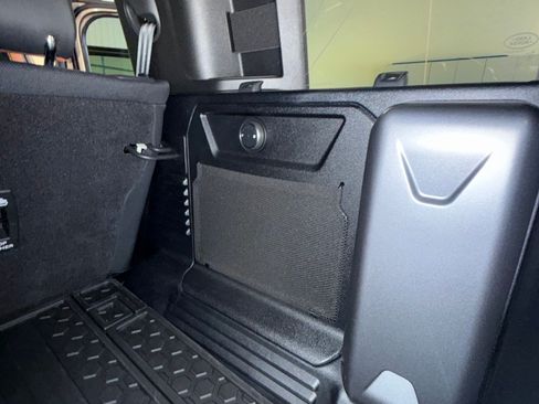 Used 2025 Land Rover Defender 110 OCTA image 35