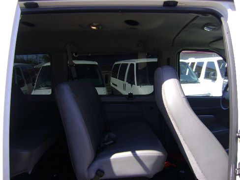 Used 2006 Ford E-350 and Econoline 350 Super Duty Wagon RWD image 11