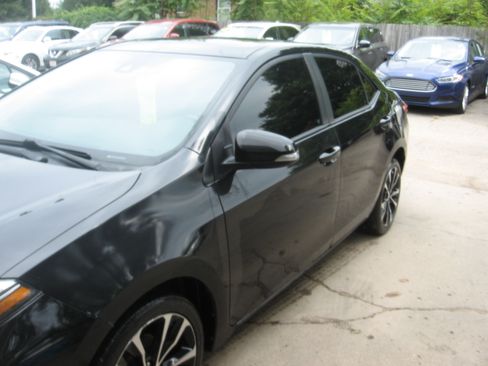Used 2017 Toyota Corolla SE Sedan FWD image 1