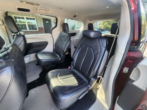 Used 2018 Chrysler Pacifica Touring-L FWD image 12