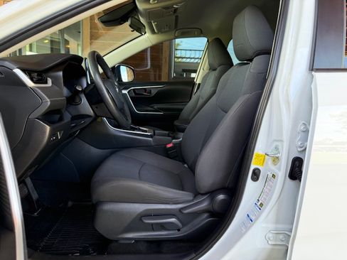 Used 2019 Toyota RAV4 AWD LE image 9